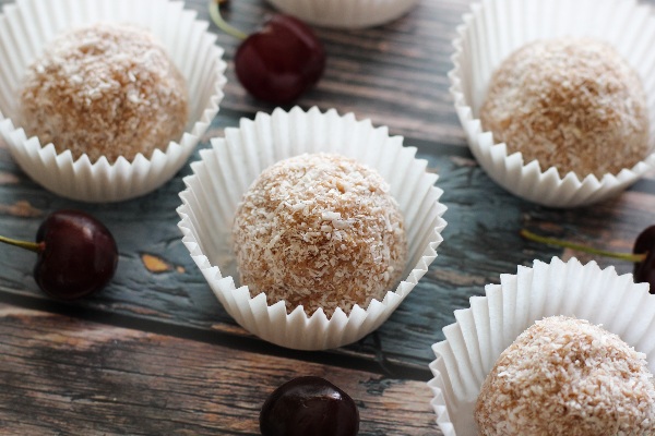 egy tál kókuszgolyó